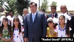 Prezident Emomeli Rahmon uşaqlarla. 