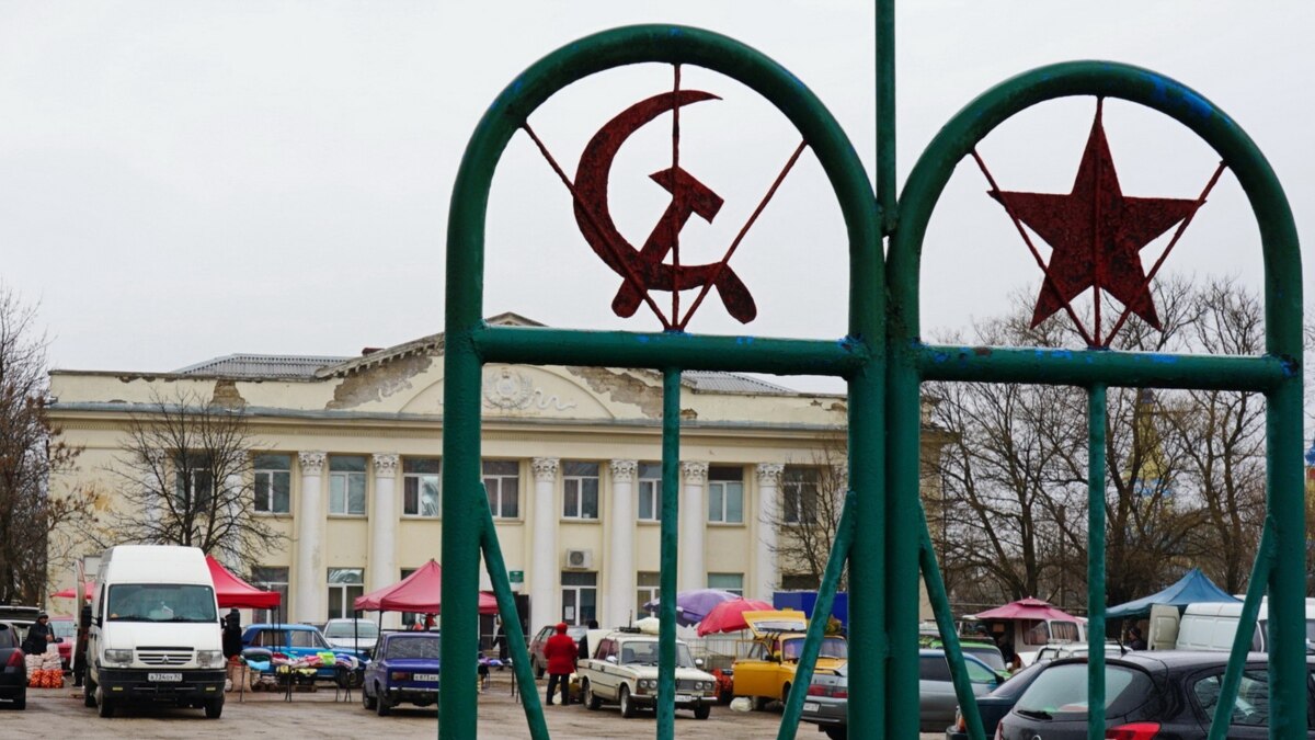 Погода в октябрьском красногвардейский. Стелла Красногвардейского района. Октябрьское центр Крыма.