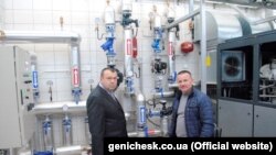 Мэр Геническа Александр Тулупов (п) на газораспределительной станции