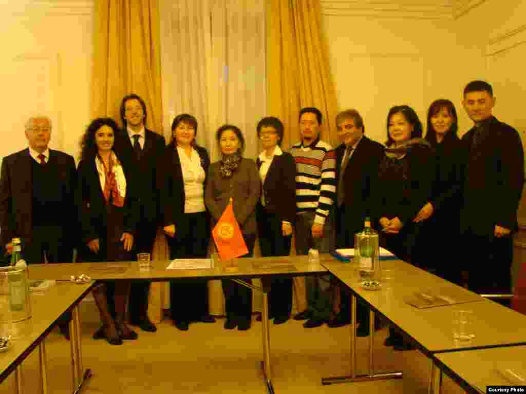 Кыргызстандын жана Италиянын расмий өкүлдөрү катышкан конференция. Неапол, 14-апрель, 2012-жыл