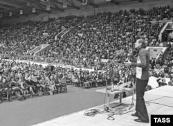 Yevgeny Yevtushenko giving a reading in Moscow in 1976.