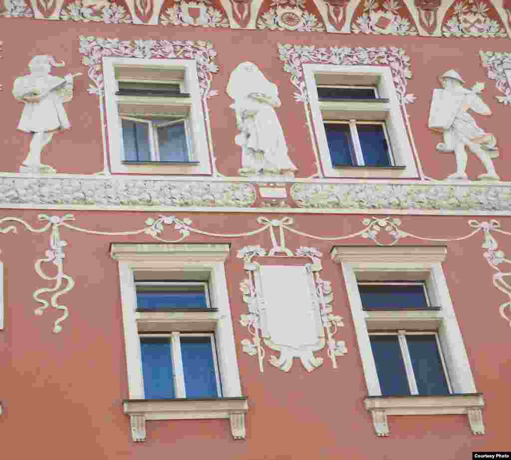 Гуситские мотивы на стене дома &quot;Чешская корона&quot; на Оребитской улице. Оребитами называли радикальных гуситов из восточных областей Чехии; они там формировались у горы Ореб.