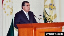Президент Таджикистана Эмомали Рахмон на встрече с новыми назначенцами, 22 июня 2011 года 