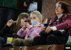 La circ în Kiev cu mască pentru a se proteja de gripă.