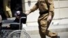 Saudijski policajac gura kolica sa povređenim hodočasnikom u Saudijskoj Arabiji
