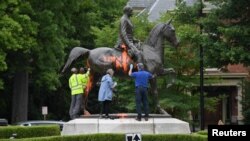 Radnici pokušavaju ukloniti boju sa spomenika posvećenom vojniku Konfederacije Johnu B. Castlemanu nanijetu tokom protesta u Louisvilleu