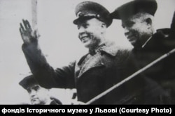 Сентябрь 1939 года. На трибуне в день освобождения Львова военачальник советской армии Семен Тимошенко и первый секретарь ЦК Компартии Никита Хрущев