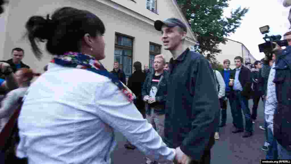 В Беларуси из тюрьмы освобожден политзаключенный Дмитрий Дашкевич, который был арестован за день до президентских выборов в декабре 2010 года по обвинению в «злостном хулиганстве».