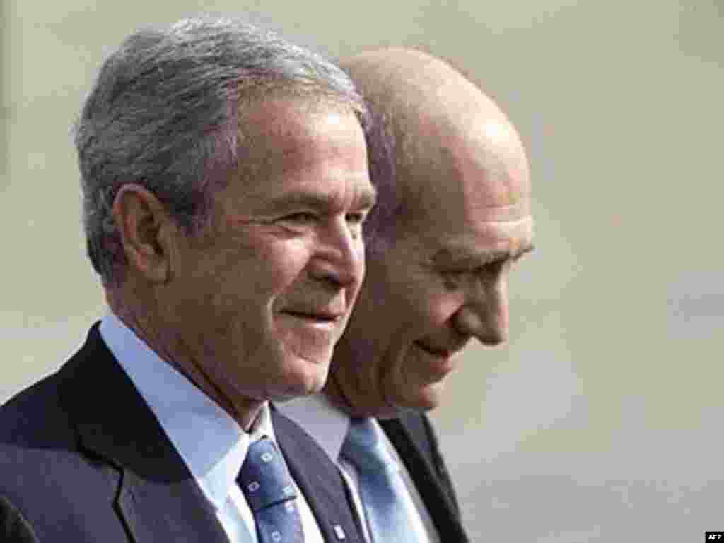 ISRAEL, Tel Aviv : US President George W. Bush (L) and Israeli Prime Minister Ehud Olmert smile as they attend a welcoming ceremony following Bush's arrival at Tel Aviv's Ben Gurion International Airport, 09 January 2008
