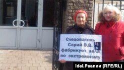 Архивное фото. Наталья Баранова (c плакатом) во время одиночного пикета у здания регионального Следственного Комитета (СКР)