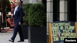 Клинтон выходит из дома своей дочери Челси на Манхэттене в Нью-Йорке