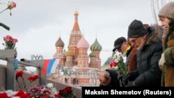 Москвадагы жүрүштүн катышуучулары Немцов атып өлтүрүлгөн жерге гүл коюуда. 25-февраль, 2018-жыл.