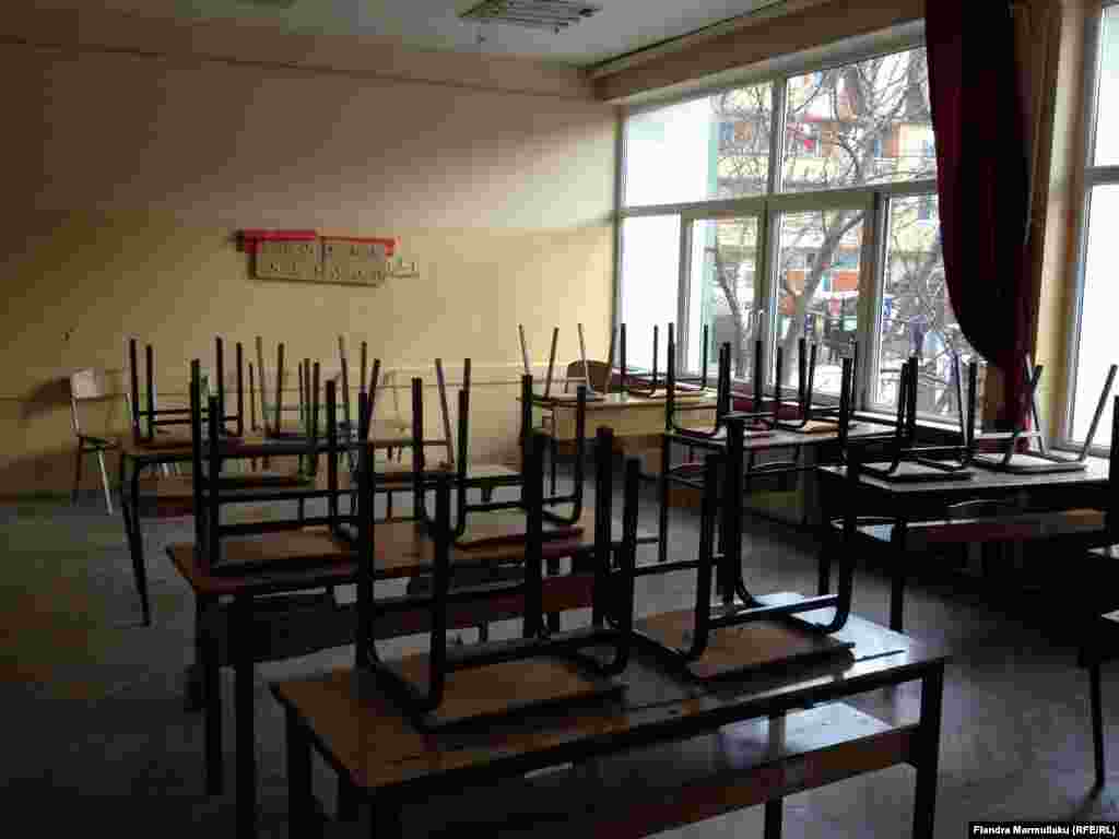Shkolla fillore &quot;Naim Frashëri&quot; në Prishtinë, e zbrazët si shkak i grevës së mësimdhënësve.