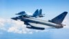 Британський літак Typhoon (на передньому плані) супроводжує російський Су-30, архівне фото