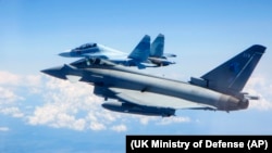 Британський літак Typhoon (на передньому плані) супроводжує російський Су-30, архівне фото