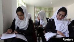 آرشیف - شماری از دختران دانش آموزان در یکی از مکاتب کابل. Kabul May 13, 2014