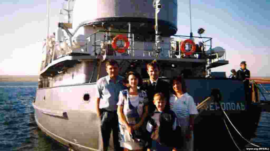 Капитан 2-го ранга, командир судна &laquo;Симферополь&raquo; Владимир Дудка в окружении семьи