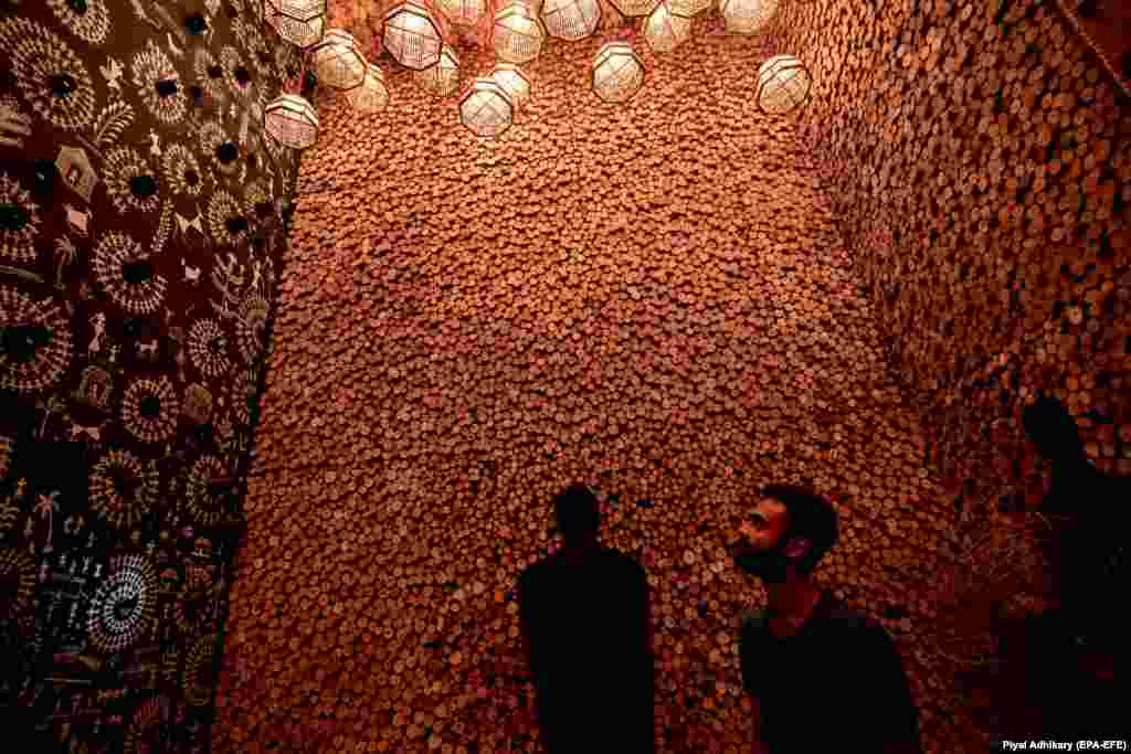 Indian artists work on a makeshift pandal made of wood, fiber, metal and bamboo that was conceived by Anirban Das in Kolkata. (epa-EFE/Piyal Adhikary)