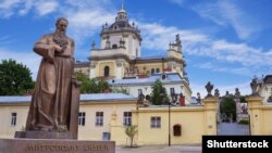 Пам’ятник митрополиту УГКЦ Андрею Шептицькому біля входу в собор святого Юра. Львів, 8 травня 2016 року 