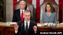 Secretarul general NATO, Jens Stoltenberg, pledează, prima dată în fața Congresului SUA, pentru o Alianță unită în fața amenințărilor. Este însoțit de vicepreședintele american, Mike Pence, și președinta Camerei Reprezentanților, Nancy Pelosi