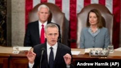 Jens Stoltenberg, vicepreședitele Mike Pence și lidera Camerei Reprezentanților, Nancy Pelosi, la sesiunea Camerelor reunite ale Congresului american 3 aprilie 2019