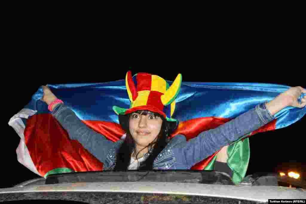 Bakıda sakinlərin "Eurovision 2011"- sevinci - Turxan Kərimovun fotoları.