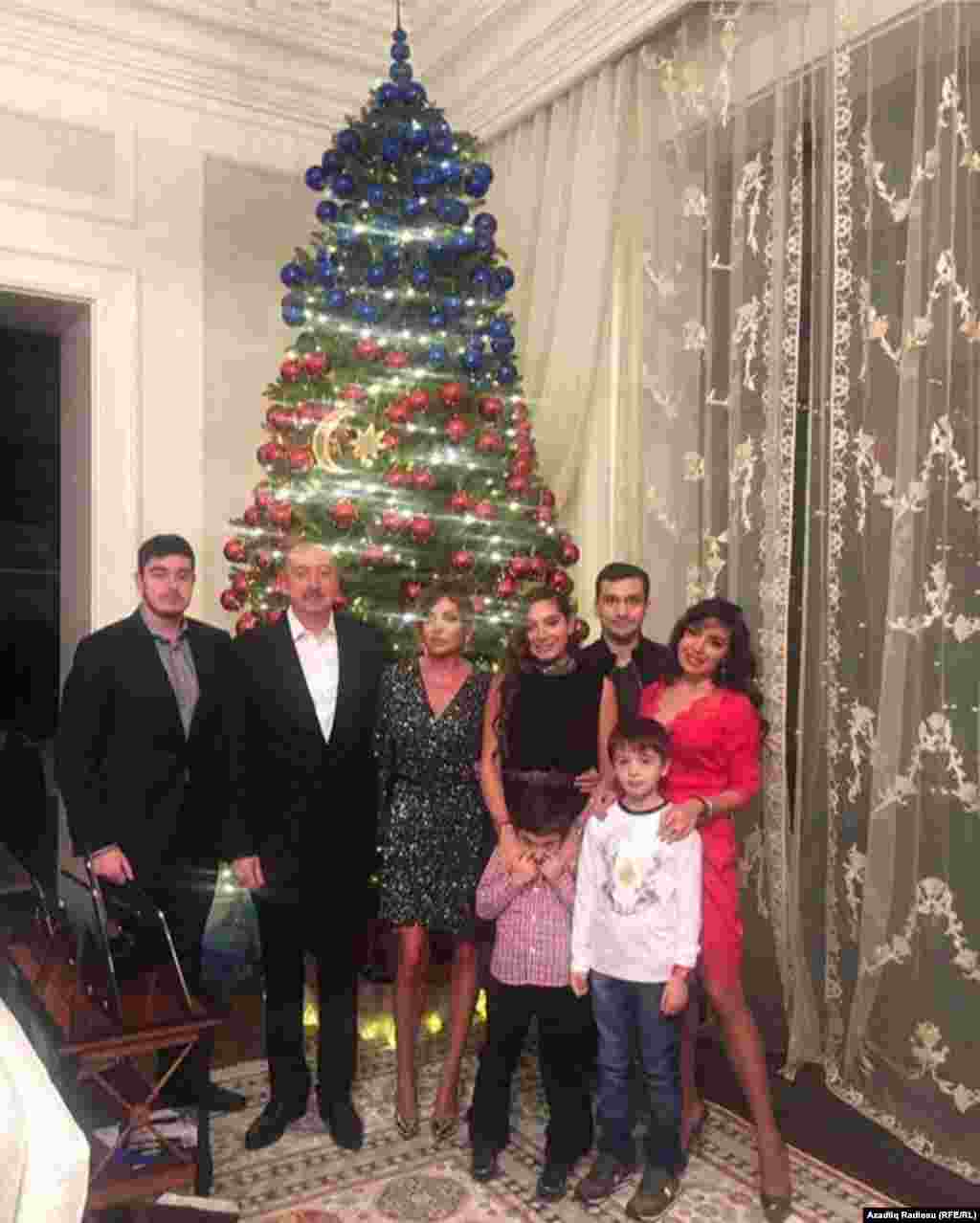 Президент Азербайджана Ильхам Алиев с семьей