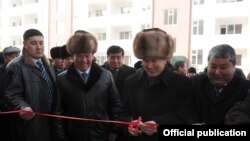 Президент Атамбаев Ўшда янги қўп қаватли уй очилиши маросимида қатнашди.