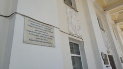 Табличка на фасаде ДК «Корабел»