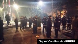 Policija ispred Narodne skupštine Republike Srpske, 28. decembar 2015.