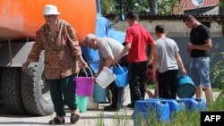 Місцеві жителі у черзі за питною водою у містечку Старий Крим, 13 травня 2014 року