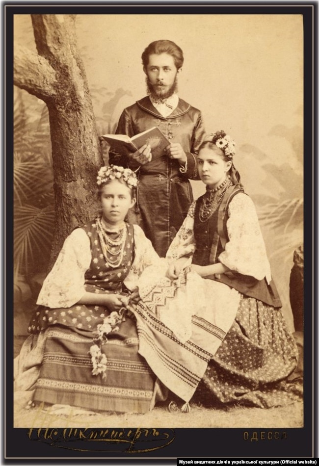 Зліва направо: Лариса Косач (Леся Українка), її брат Михайло Косач та Маргарита Комарова. Одеса, 1889 рік