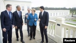 Germany - German Chancellor Angela Merkel (2nd R) stands with British Prime Minister David Cameron, U.S. President Barack Obama, French President Francois Hollande and Italian Prime Minister Matteo Renzi before talks at Schloss Herrenhausen in Hanover, Ge