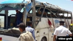 اتوبوس حامل مسیحیان مصری که مورد حمله قرار گرفت.