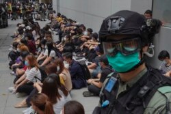 Polițiștii au reținut protestatarii antiguvernamentali din Causeway Bay, Hong Kong, la manifestațiile de miercuri, 27 mai
