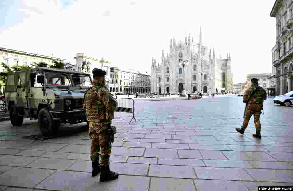 Pripadnici italijanske vojske raspoređeni su u nedelju 8. marta na trgu Pjaca Duomo ispred čuvene milanske katedrale.