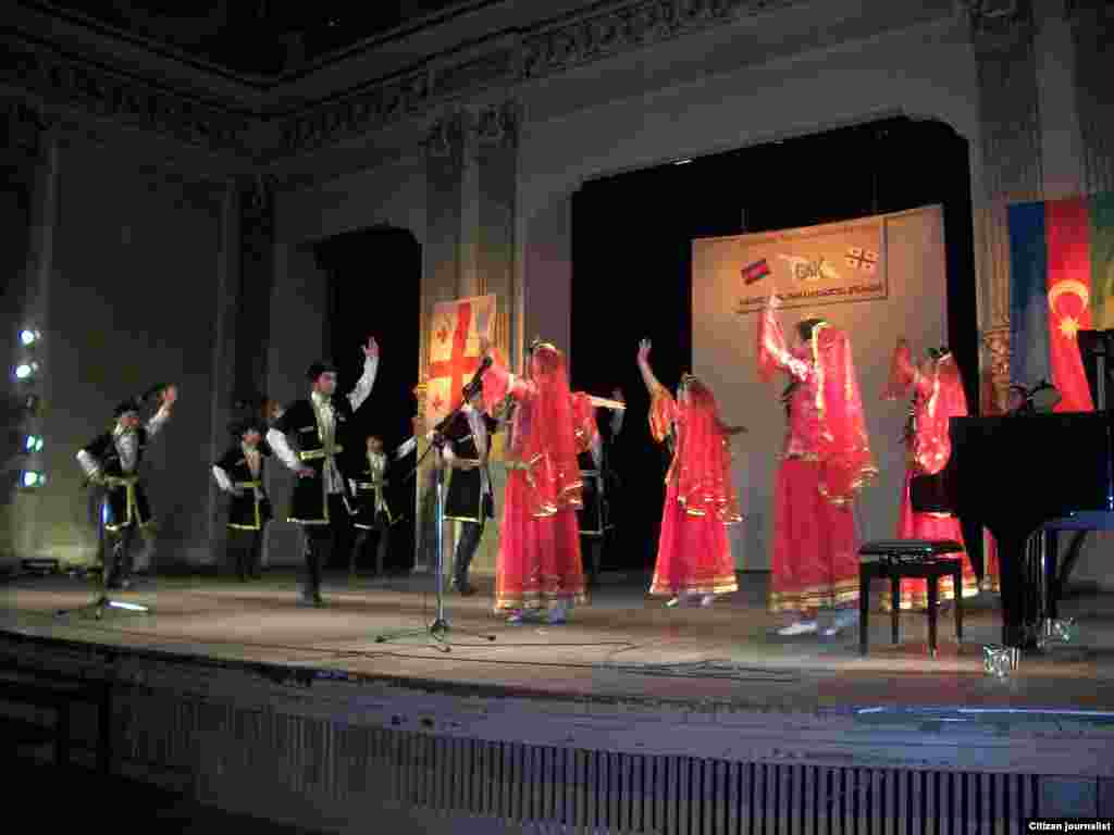 Тбилисинин Руставели театрындагы маданий иш-чарадан бир көрүнүш. 31.5.2011. 