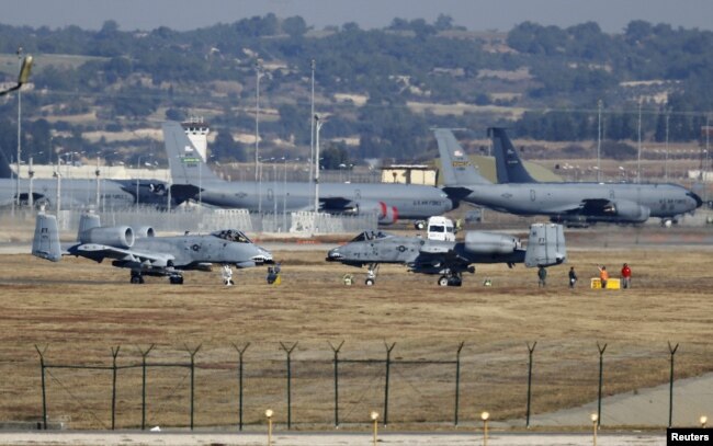 دو فرونده جنگنده ای-۱۰ در پایگاه هوایی اینجرلیک ترکیه در دسامبر ۲۰۱۵