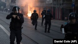 Полицейские против демонстрантов в Марселе (архив)