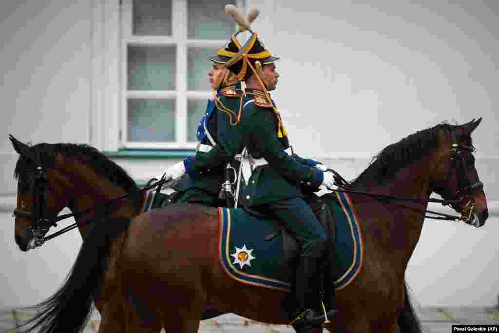 Церемония развода конных и пеших караулов Президентского полка на Соборной площади в Москве