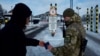 Украинский пограничник проверяет документы на пункте пропуска Гоптовка. 29 ноября 2018 года