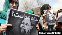 د چارو کار پوهان وايي، د ښځو حقونه په افغانستان کې تر پښو لاندې کېږي