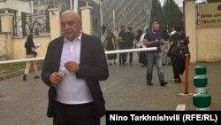 ალექსი ახვლედიანი ტოვებს თბილისის საქალაქო სასამართლოს შენობას. 27 აგვისტო