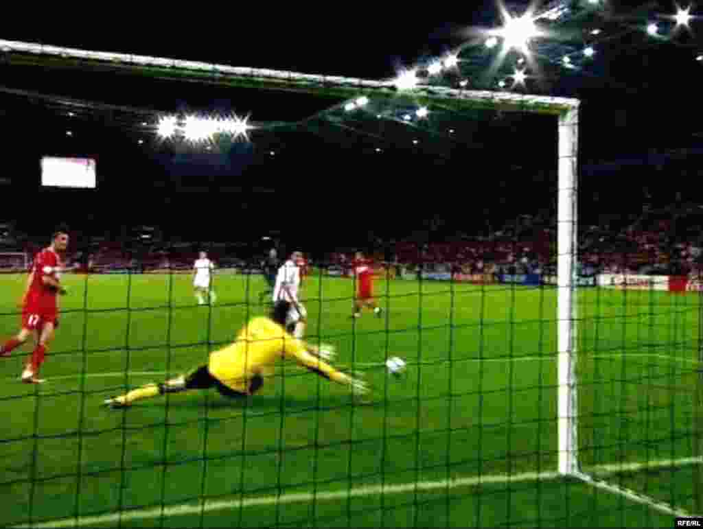 Futbol üzrə Avropa Çempionatında Türkiyə yığma komandası 1/4 finala çıxdı - Cenevrənin «Stad-de-Jenev» stadionunda keçirilən oyunda Türkiyə yığması Çex Respublikasının komandasını 3-2 hesabı ilə məğlub edib. Türklər bu görüşdə 2-0 hesabı ilə geridə olsalar da, sonradan hesabı öz xeyirlərinə dəyişə biliblər. 75-ci dəqiqədə Arda Turan, 87-ci dəqiqədə isə Nihat Qəhvəçi hesabı bərabərləşdiriblər. Nihat Qəhvəçi 89-cu dəqiqdə qapıçı Çexlə üz-üzə qalıb və üçüncü topu qapıdan keçirib. Oyununun son dəqiqələrində Türkiyə yığmasının qapıçısı Volkan Dəmirəl Y. Kollerə qarşı kobud hərəkət etdiyi üçün qırmızı vərəqə alıb. 1/4 finalda türklər Xorvatiya yığma komandası ilə üz-üzə gələcəklər.