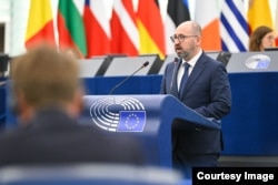 Євродепутат Адам Белан (Польща) під час дебатів у про небезпеку нормалізації відносин з Росією, включаючи її участь у великих культурних та спортивних заходах. Страсбург, Франція, 29 квітня 2026 року