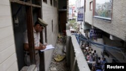 تحقیقات پلیس در اطراف خانه‌ای که اجساد در آن کشف شده است؛ بوراری، شمال دهلی‌نو