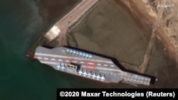За даними ЗМІ, корабель, який нагадує авіаносець класу «Німіц», можна побачити на зображеннях, наданих американською компанією Maxar Technologies