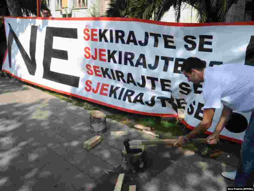 Performans MANS-a u Podgorici povodom odluke poslanika u Skupštini CG da sebi povećaju platu, 23.09.2011. Foto: Savo Prelević / RSE 