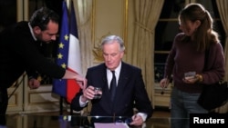 Premierul francez, Michel Barnier, înaintea unui interviu televizat, la Paris, pe 3 decembrie. 