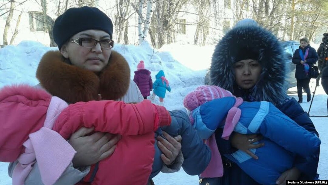 Сотқа келген "Махаббат" кешенінің тұрғындары Меруерт Тұрыспаева (сол жақта) және Динара Досманова. Астана, 12 наурыз 2014 жыл. 